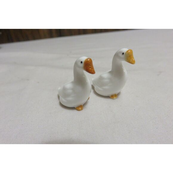 BUG HOUSE MINIATURES MADE IN JAPAN 1 1/4 INCH TALL PAIR OF GEESE - Picture 2 of 3